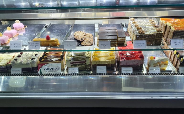 https://karpatiaettermek.hu/wp-content/uploads/2021/04/Siofok-Cafe-Melba-Cukraszda-2-770x480.jpg