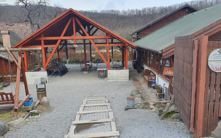 https://karpatiaettermek.hu/wp-content/uploads/2021/04/Zetevaralja-Arpad-haza-Etterem-es-Csarda-3-770x480.jpg