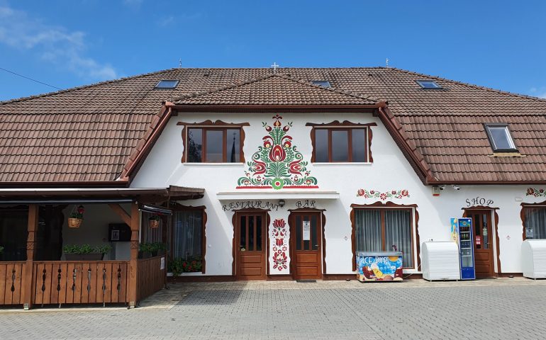 https://karpatiaettermek.hu/wp-content/uploads/2021/06/Farkaslaka-Hadnagy-Etterem-3-770x480.jpg