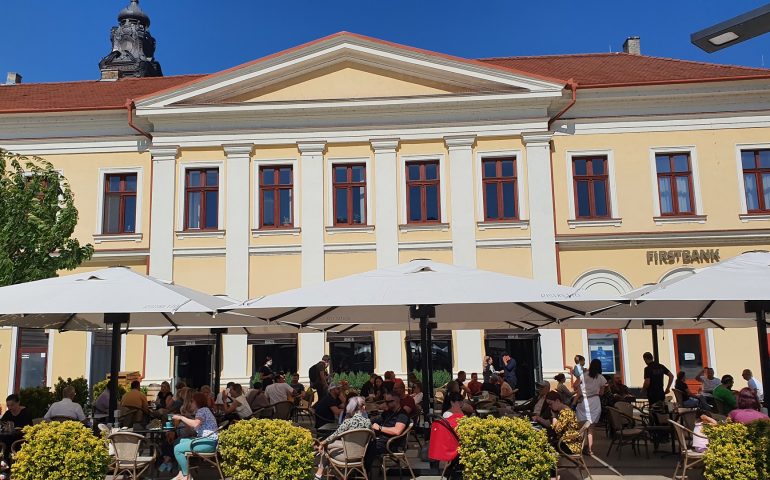 https://karpatiaettermek.hu/wp-content/uploads/2021/06/Nagyvarad-Ristretto-2-Kavezo-10-770x480.jpg