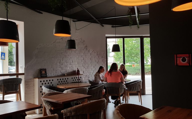 https://karpatiaettermek.hu/wp-content/uploads/2021/06/Nagyvarad-Snooz-Kavezo-2-770x480.jpg