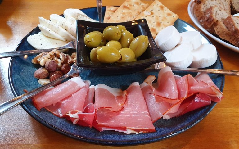 https://karpatiaettermek.hu/wp-content/uploads/2021/06/Temesvar-Wineguy-Borbar-8-770x480.jpg