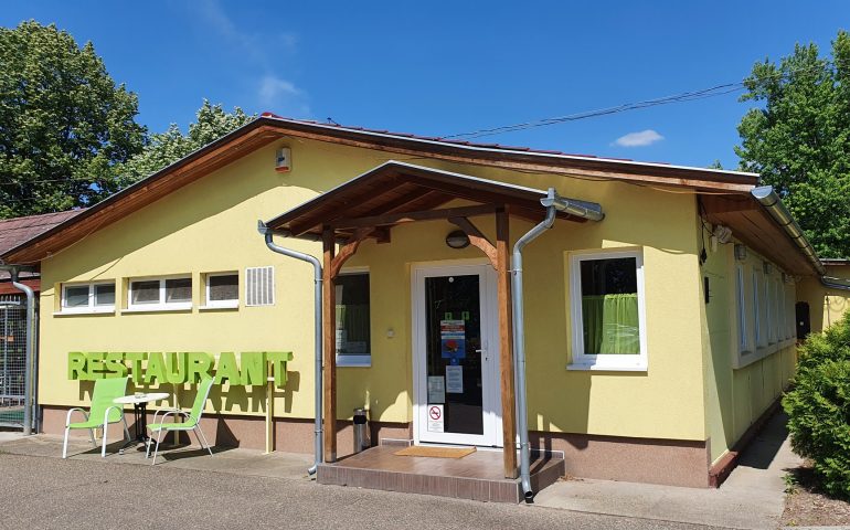https://karpatiaettermek.hu/wp-content/uploads/2021/07/Kiskunmajsa-Termal-Bisztro-Etterem-1-770x480.jpg
