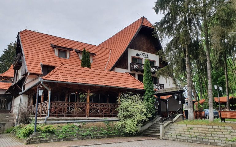 https://karpatiaettermek.hu/wp-content/uploads/2021/07/Korond-Arcso-fogado-es-etterem-1-770x480.jpg