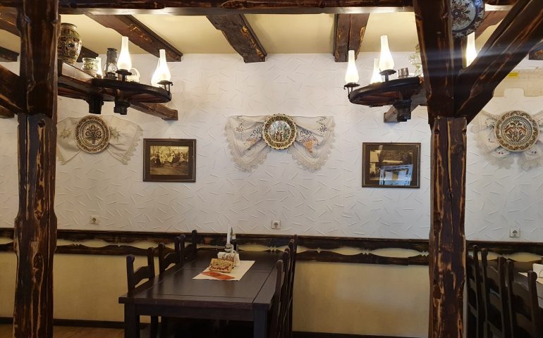 https://karpatiaettermek.hu/wp-content/uploads/2021/07/Korond-Arcso-fogado-es-etterem-7-770x480.jpg
