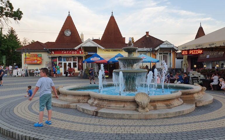 https://karpatiaettermek.hu/wp-content/uploads/2021/08/Balatonlelle-Lido-borbar-2-770x480.jpg