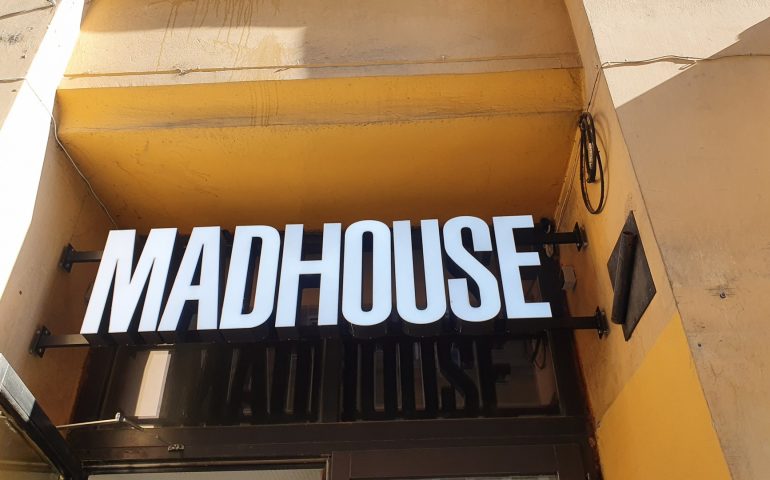 https://karpatiaettermek.hu/wp-content/uploads/2021/08/Budapest-Madhouse-Gasztrokocsma-Etterem-1-770x480.jpg