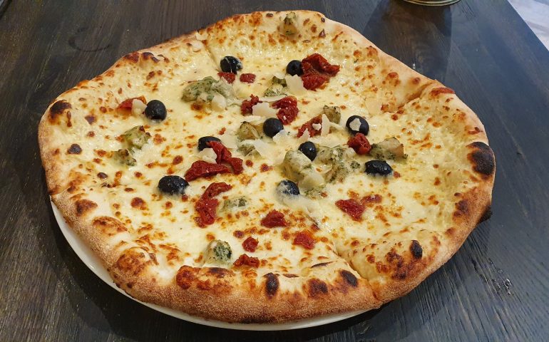 https://karpatiaettermek.hu/wp-content/uploads/2021/08/Dunaujvaros-Ristorante-Azzari-Etterem-10-770x480.jpg