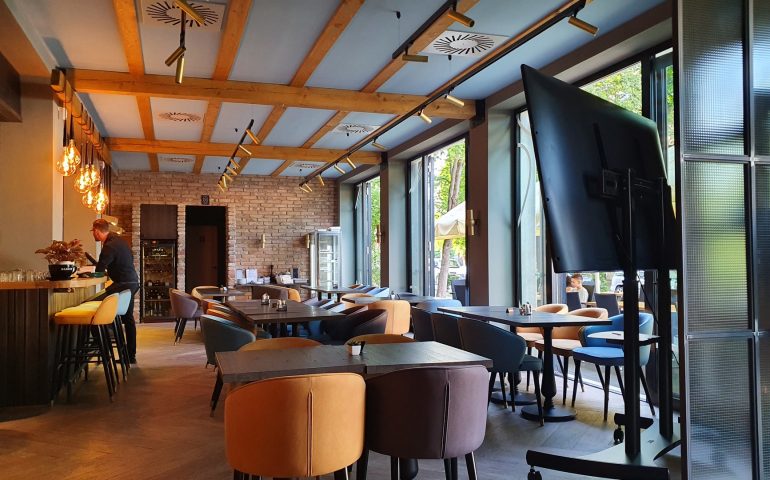 https://karpatiaettermek.hu/wp-content/uploads/2021/08/Dunaujvaros-Ristorante-Azzari-Etterem-2-770x480.jpg