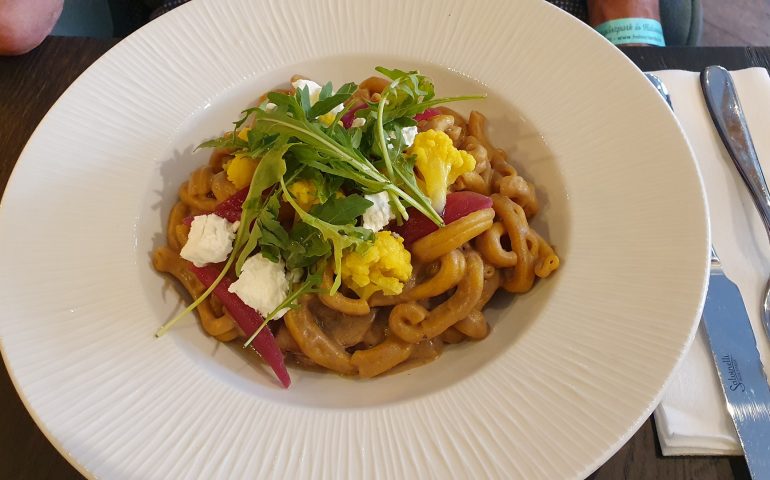 https://karpatiaettermek.hu/wp-content/uploads/2021/08/Dunaujvaros-Ristorante-Azzari-Etterem-4-770x480.jpg