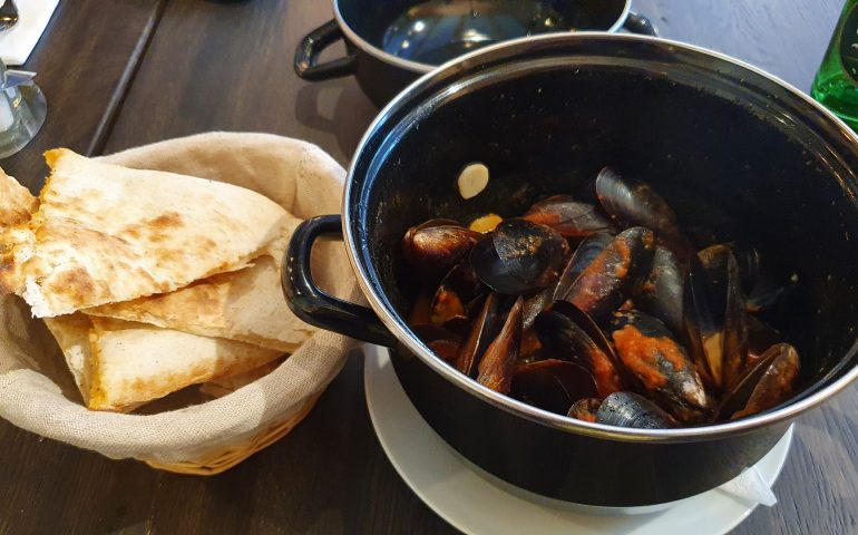 https://karpatiaettermek.hu/wp-content/uploads/2021/08/Dunaujvaros-Ristorante-Azzari-Etterem-5-770x480.jpg
