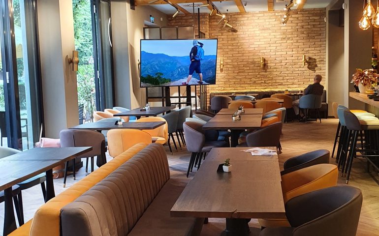 https://karpatiaettermek.hu/wp-content/uploads/2021/08/Dunaujvaros-Ristorante-Azzari-Etterem-9-770x480.jpg