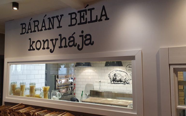 https://karpatiaettermek.hu/wp-content/uploads/2021/08/Gyula-Black-Sheep-Kavezo-es-Etterem-6-770x480.jpg