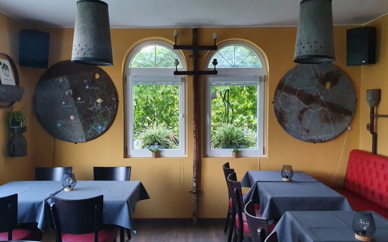https://karpatiaettermek.hu/wp-content/uploads/2021/08/Hajdujaras-1880-Natural-Food-and-Wine-Etterem-5-770x480.jpg