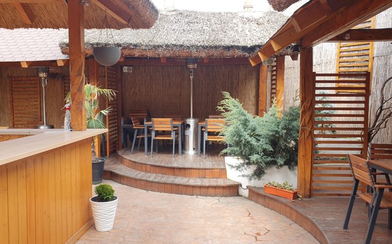 https://karpatiaettermek.hu/wp-content/uploads/2021/08/Karansebes-Casa-Jolie-Etterem-1-770x480.jpg
