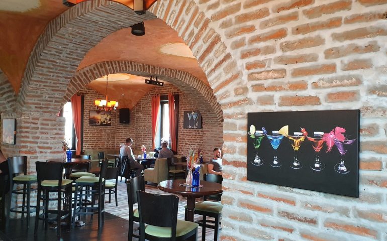 https://karpatiaettermek.hu/wp-content/uploads/2021/08/Karansebes-Casa-Jolie-Etterem-2-770x480.jpg