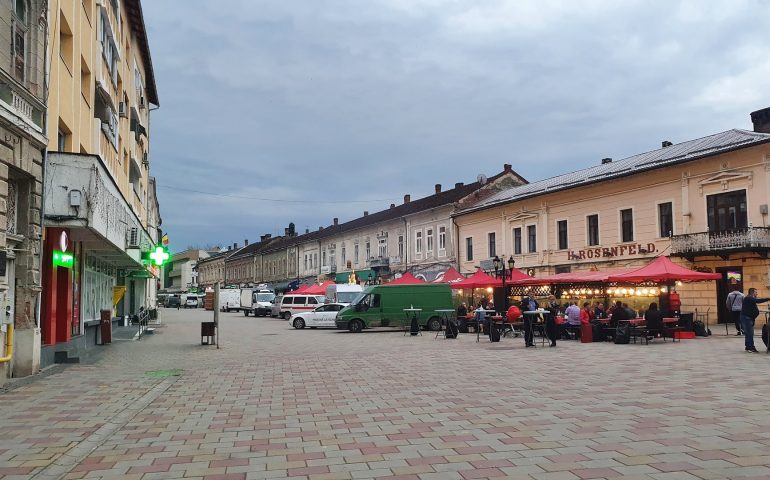 https://karpatiaettermek.hu/wp-content/uploads/2021/08/Karansebes-Central-Kavezo-es-Bar-1-770x480.jpg