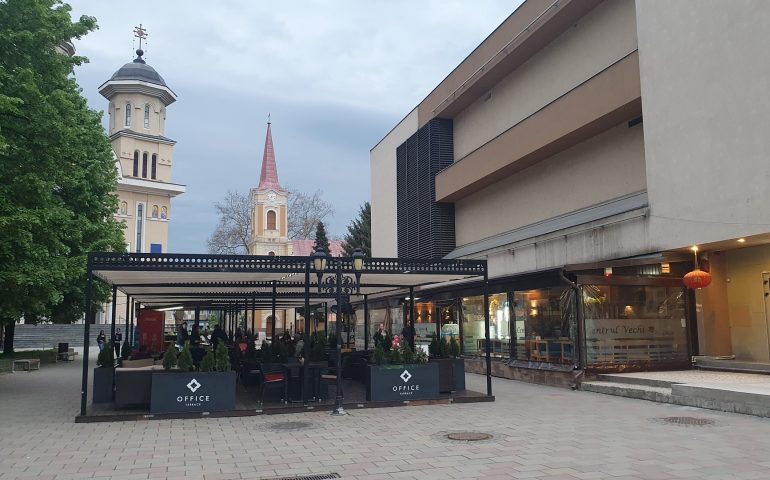 https://karpatiaettermek.hu/wp-content/uploads/2021/08/Karansebes-Central-Kavezo-es-Bar-2-770x480.jpg