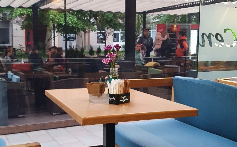 https://karpatiaettermek.hu/wp-content/uploads/2021/08/Karansebes-Central-Kavezo-es-Bar-6-770x480.jpg