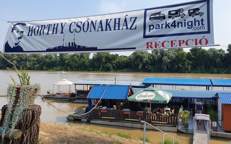 https://karpatiaettermek.hu/wp-content/uploads/2021/08/Szeged-Betyarok-tanyaja-Kocsma-1-770x480.jpg