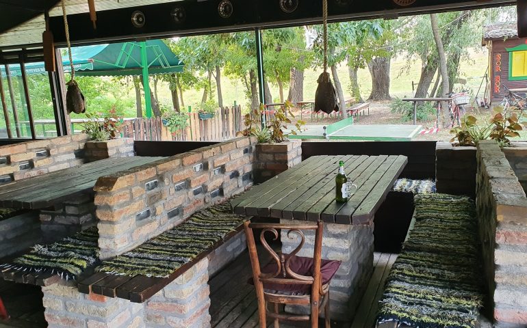 https://karpatiaettermek.hu/wp-content/uploads/2021/08/Szeged-Betyarok-tanyaja-Kocsma-9-770x480.jpg