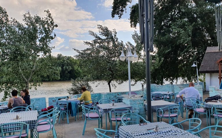 https://karpatiaettermek.hu/wp-content/uploads/2021/08/Szeged-Oreg-Korossy-Halaszcsarda-9-770x480.jpg