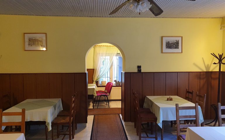https://karpatiaettermek.hu/wp-content/uploads/2021/08/Szeged-Utkaparo-csarda-3-770x480.jpg