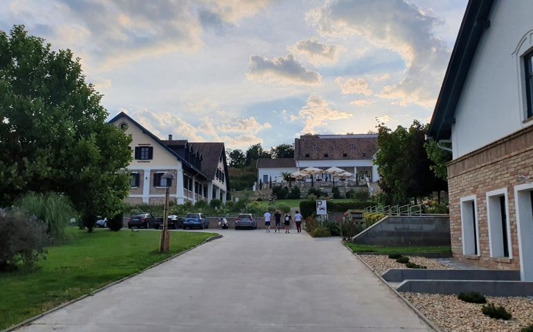https://karpatiaettermek.hu/wp-content/uploads/2021/08/Szekszard-Primarius-etterem-2-770x480.jpg
