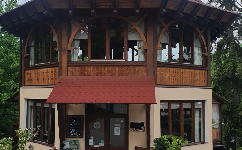 https://karpatiaettermek.hu/wp-content/uploads/2021/08/Szovata-Kicsi-gomba-Etterem-4-770x480.jpg