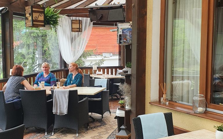 https://karpatiaettermek.hu/wp-content/uploads/2021/08/Szovata-Kicsi-gomba-Etterem-6-770x480.jpg