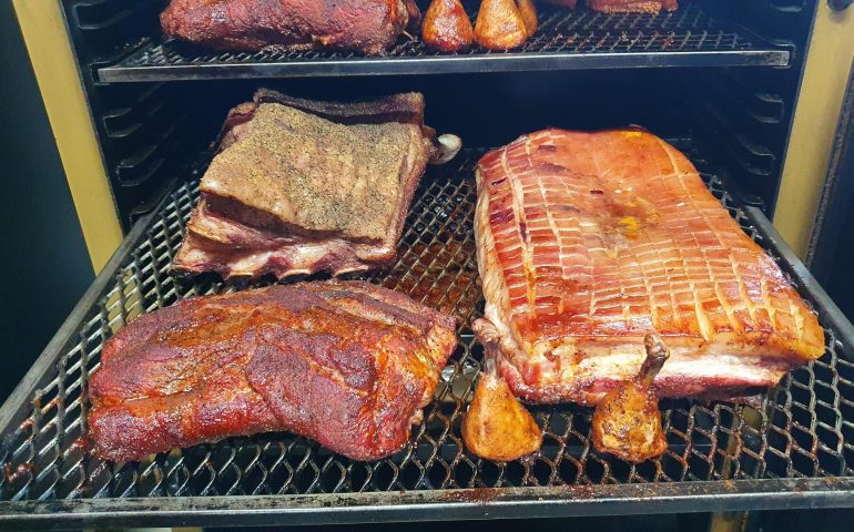 https://karpatiaettermek.hu/wp-content/uploads/2021/08/Temesvar-Smoking-BBQ-Etterem-4-770x480.jpg