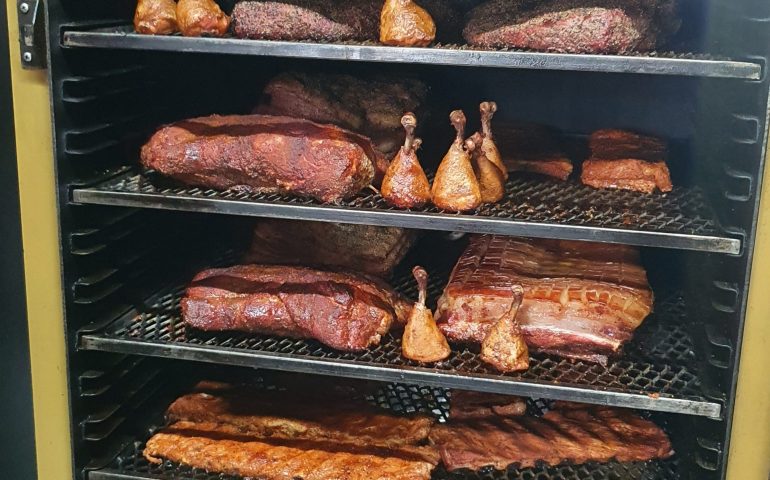 https://karpatiaettermek.hu/wp-content/uploads/2021/08/Temesvar-Smoking-BBQ-Etterem-5-770x480.jpg