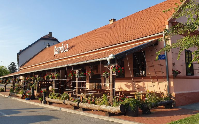 https://karpatiaettermek.hu/wp-content/uploads/2021/08/Vardaroc-Darocz-Etterem-2-770x480.jpg