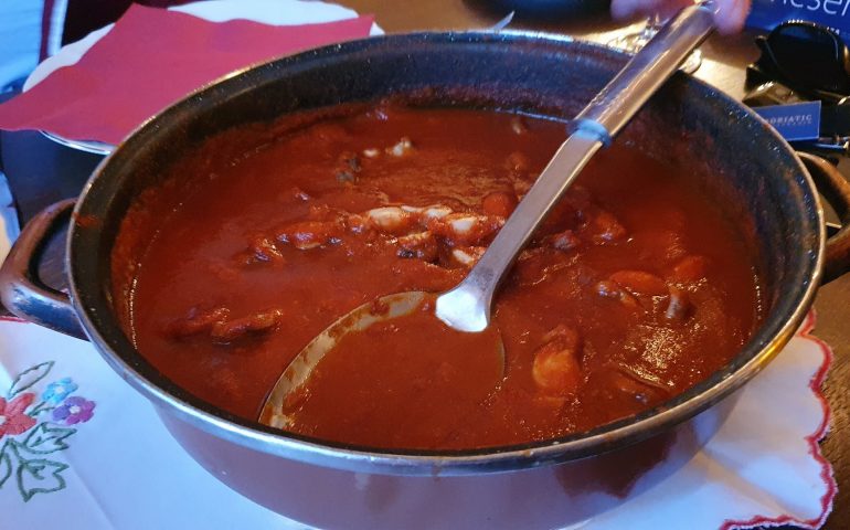 https://karpatiaettermek.hu/wp-content/uploads/2021/08/Vardaroc-Darocz-Etterem-7-770x480.jpg