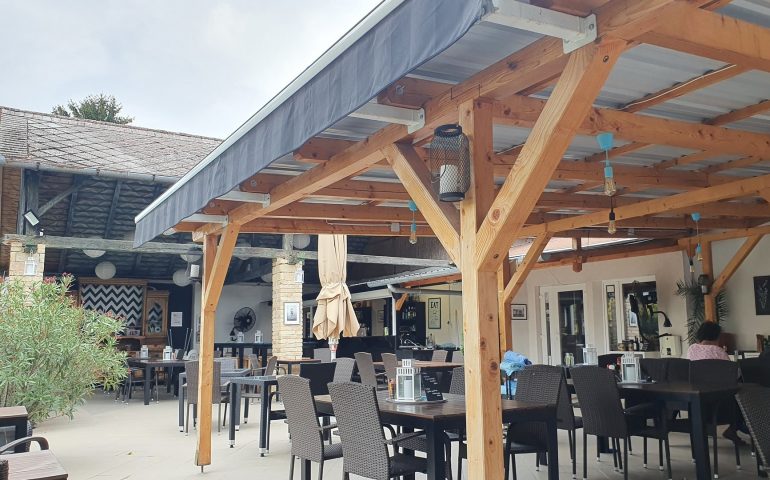 https://karpatiaettermek.hu/wp-content/uploads/2021/09/Balatonakarattya-Szepkilatas-Bisztro-3-770x480.jpg