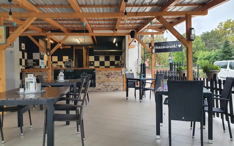 https://karpatiaettermek.hu/wp-content/uploads/2021/09/Balatonakarattya-Szepkilatas-Bisztro-5-770x480.jpg