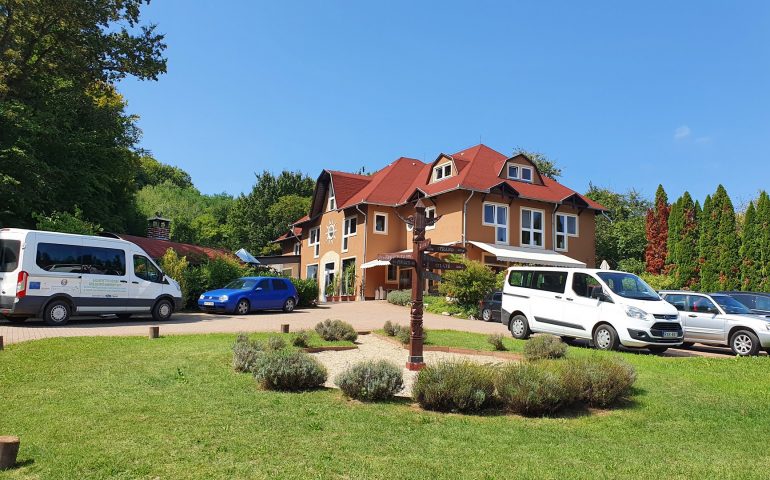 https://karpatiaettermek.hu/wp-content/uploads/2021/09/Bazakerettye-Bonne-Chance-Etterem-8-770x480.jpg