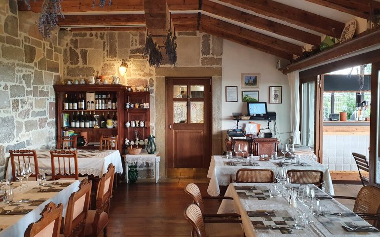 https://karpatiaettermek.hu/wp-content/uploads/2021/09/Csopak-Petranyi-Etterem-9-770x480.jpg