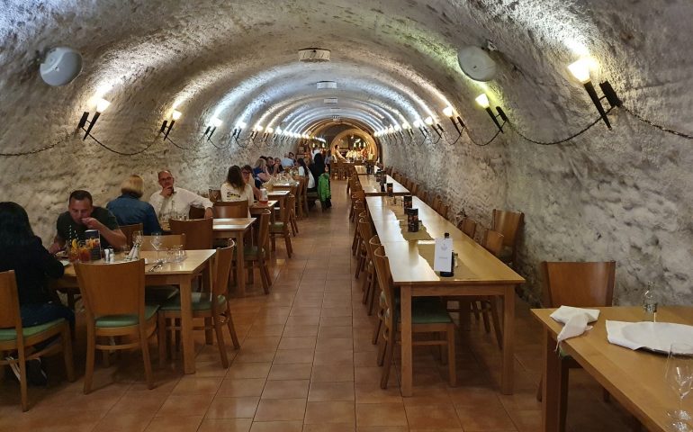 https://karpatiaettermek.hu/wp-content/uploads/2021/09/Mor-Paulus-bormuzeum-Etterem-2-770x480.jpg