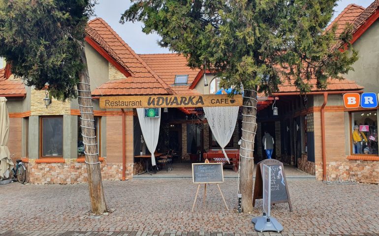 https://karpatiaettermek.hu/wp-content/uploads/2021/09/Nagyszolos-Udvarka-Kavezo-es-Etterem-1-770x480.jpg