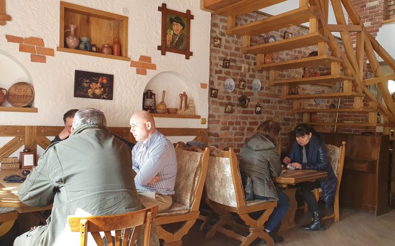 https://karpatiaettermek.hu/wp-content/uploads/2021/09/Nagyszolos-Udvarka-Kavezo-es-Etterem-2-770x480.jpg