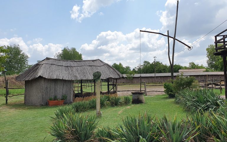 https://karpatiaettermek.hu/wp-content/uploads/2021/09/Ruzsa-tanya-Homoki-asztal-Etterem-3-770x480.jpg