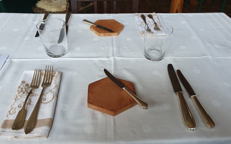 https://karpatiaettermek.hu/wp-content/uploads/2021/09/Ruzsa-tanya-Homoki-asztal-Etterem-5-770x480.jpg