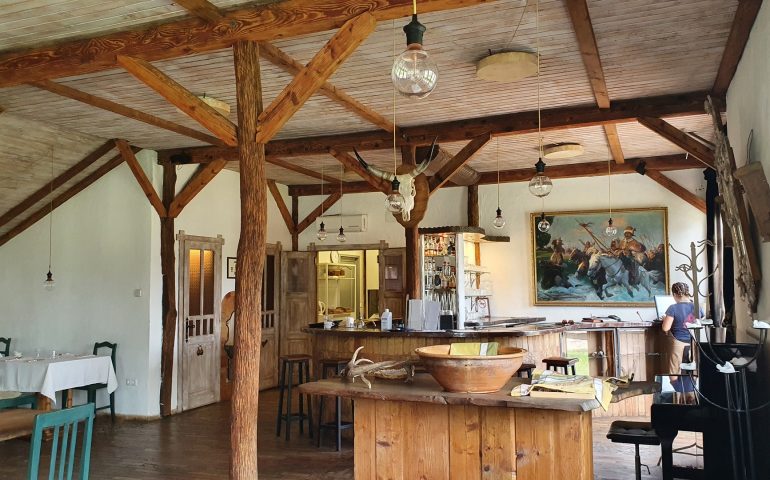 https://karpatiaettermek.hu/wp-content/uploads/2021/09/Ruzsa-tanya-Homoki-asztal-Etterem-6-770x480.jpg