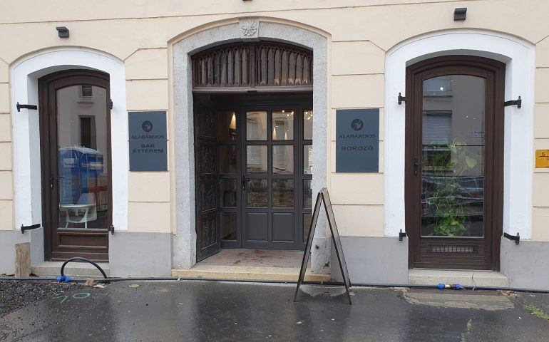 https://karpatiaettermek.hu/wp-content/uploads/2021/09/Szeged-Alabardos-Etterem-Bar-es-Borozo-1-770x480.jpg