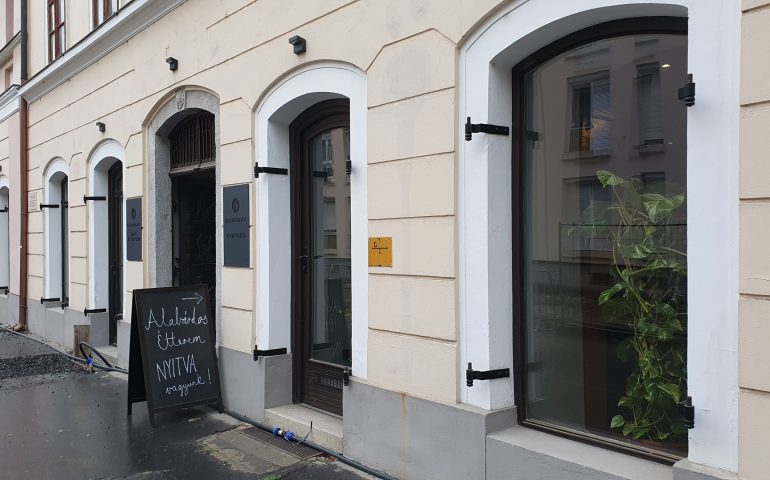 https://karpatiaettermek.hu/wp-content/uploads/2021/09/Szeged-Alabardos-Etterem-Bar-es-Borozo-2-770x480.jpg