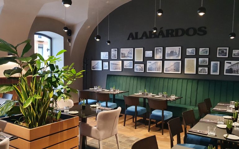 https://karpatiaettermek.hu/wp-content/uploads/2021/09/Szeged-Alabardos-Etterem-Bar-es-Borozo-4-770x480.jpg