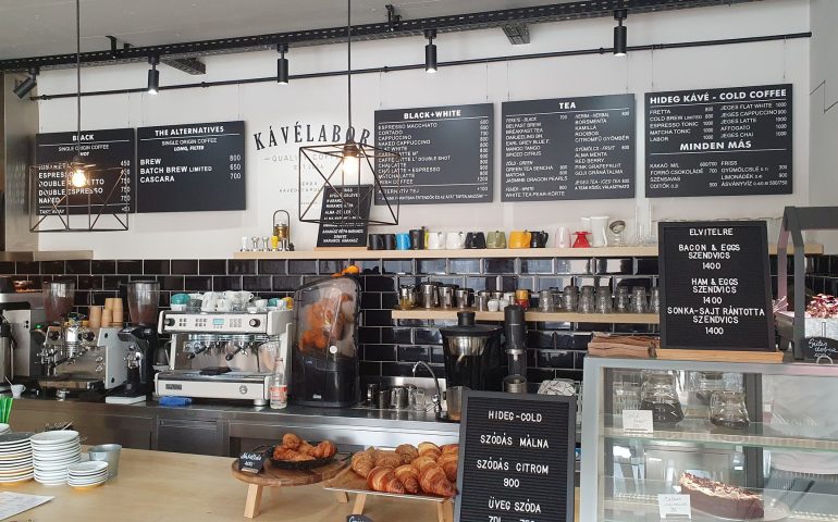 https://karpatiaettermek.hu/wp-content/uploads/2021/09/Zalaegerszeg-Kavelabor-Kavezo-es-Reggelizo-1-770x480.jpg