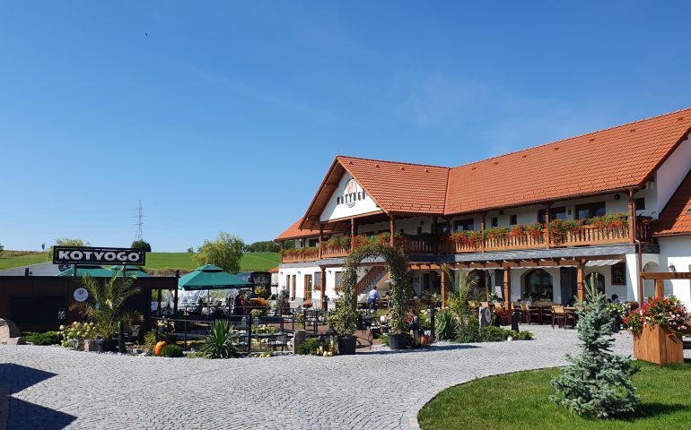 https://karpatiaettermek.hu/wp-content/uploads/2021/10/Farkaslaka-Kotyogo-Etterem-1-770x480.jpg