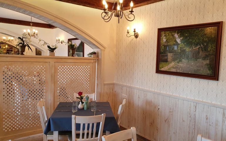 https://karpatiaettermek.hu/wp-content/uploads/2021/10/Farkaslaka-Kotyogo-Etterem-5-770x480.jpg